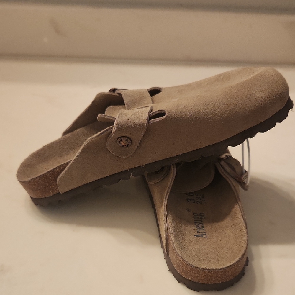 Ariesugg By UGG Womens Tan Suede Slip-On Sandals